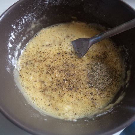 Krok 2 - Omlet z ziarnami słonecznika -zaserwowany z bryndzą i kiełkami rzodkiewki :) foto