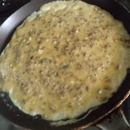 Krok 3 - Omlet z ziarnami słonecznika -zaserwowany z bryndzą i kiełkami rzodkiewki :) foto