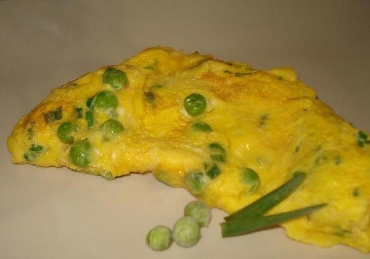 Omlet z zielonym groszkiem, czosnkiem  i cebulką foto