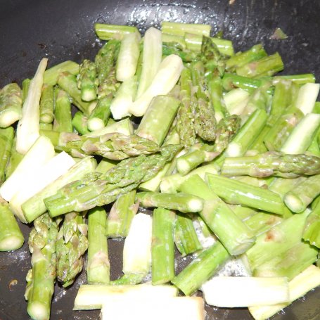 Krok 1 - Omlet z zielonymi szparagami i serem gouda foto