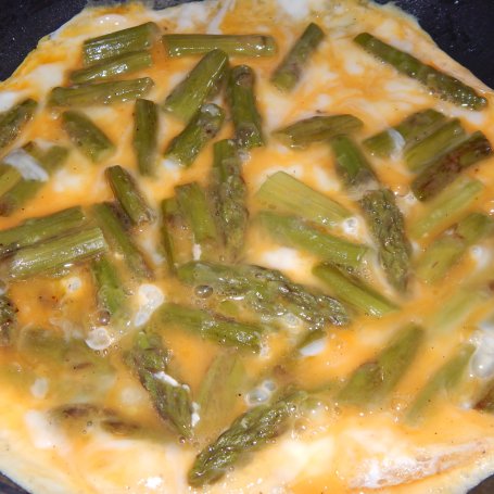 Krok 2 - Omlet z zielonymi szparagami i serem gouda foto