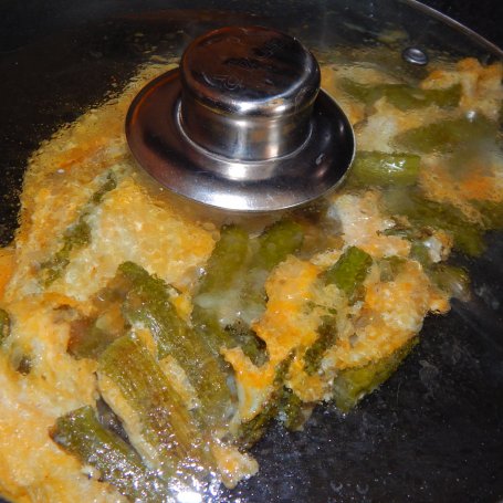 Krok 3 - Omlet z zielonymi szparagami i serem gouda foto