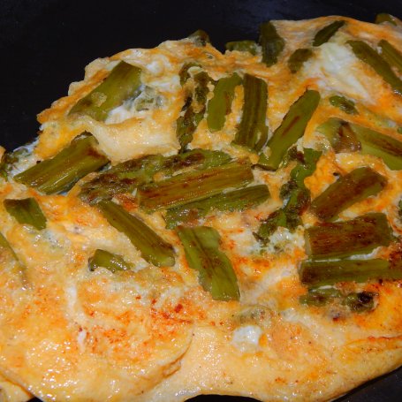 Krok 4 - Omlet z zielonymi szparagami i serem gouda foto