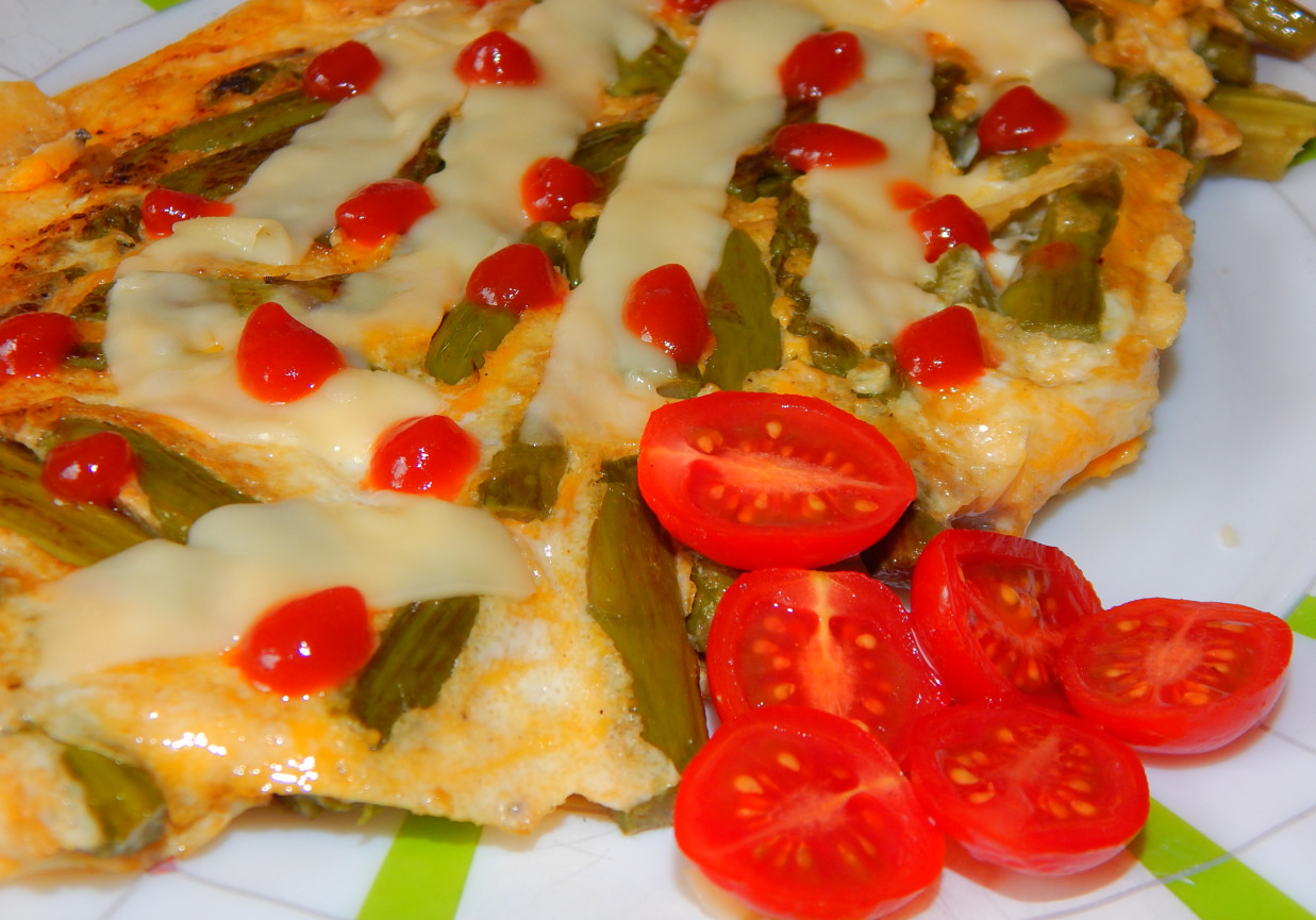Omlet z zielonymi szparagami i serem gouda foto