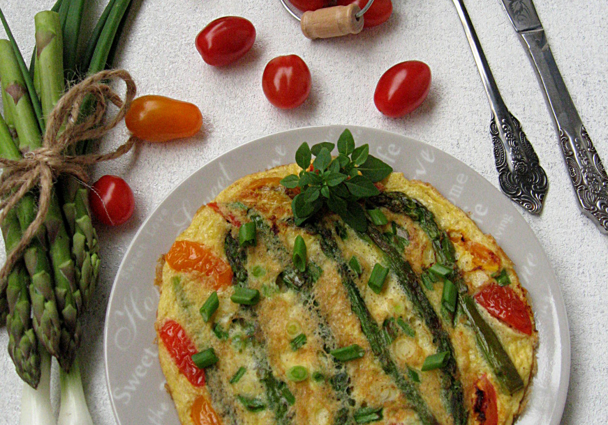 Omlet z zielonymi szparagami foto