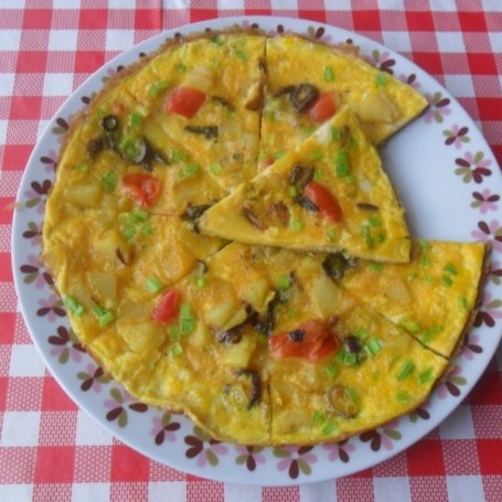 Krok 4 - Omlet z ziemniakami, cebulą i papryką foto