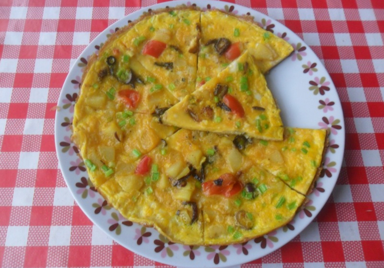 Omlet z ziemniakami, cebulą i papryką foto