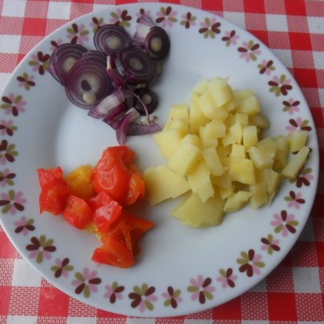 Krok 1 - Omlet z ziemniakami, cebulą i papryką foto