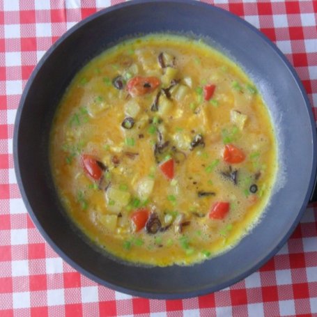 Krok 3 - Omlet z ziemniakami, cebulą i papryką foto