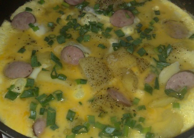 Fotografia przedstawiająca omlet z ziemniakami i kiełbasą