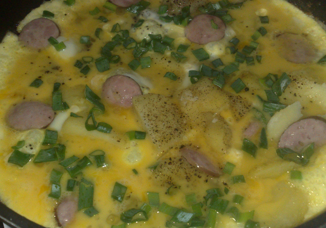 omlet z ziemniakami i kiełbasą foto