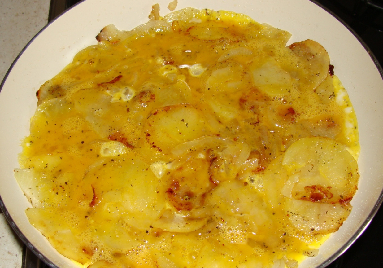 Omlet z ziemniakami po wiejsku foto