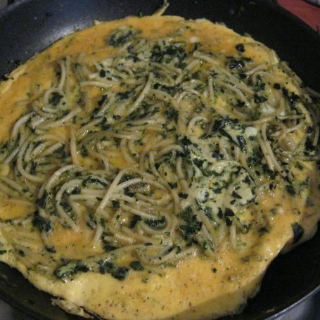 Krok 3 - Omlet ze spaghetti i szpinakiem foto