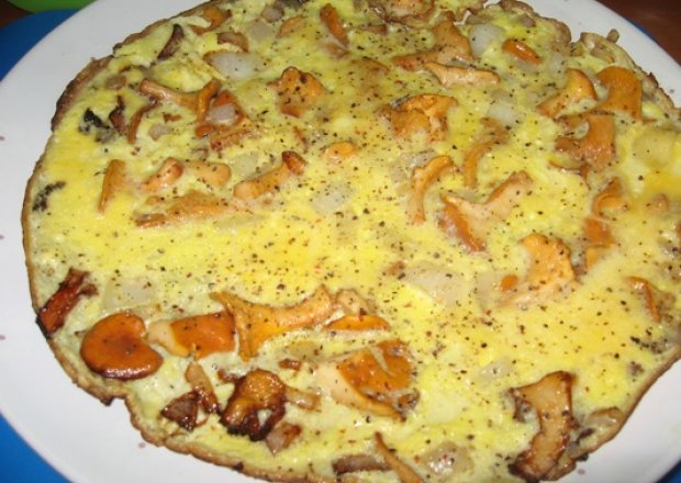 Fotografia przedstawiająca omlet ze świeżymi kurkami