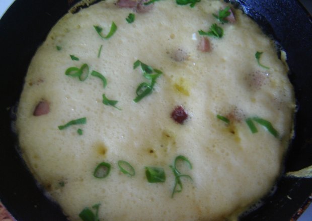 Fotografia przedstawiająca omlet ze szczypiorkiem i kiełbasą