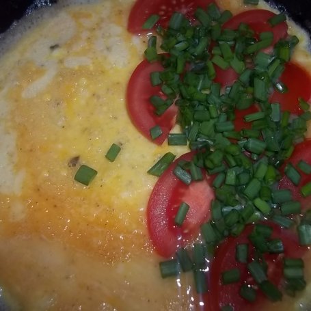 Krok 4 - Omlet ze szczypiorkiem i pomidorem foto