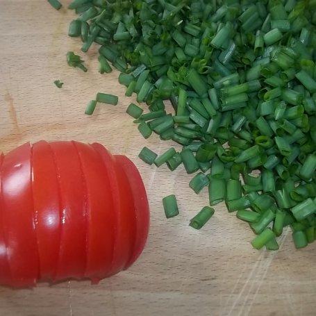 Krok 3 - Omlet ze szczypiorkiem i pomidorem foto