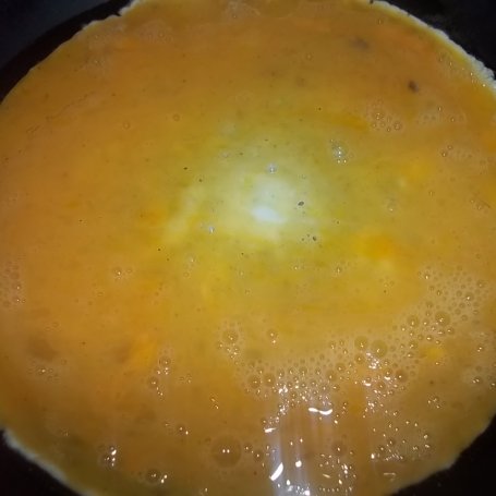 Krok 2 - Omlet ze szczypiorkiem i pomidorem foto