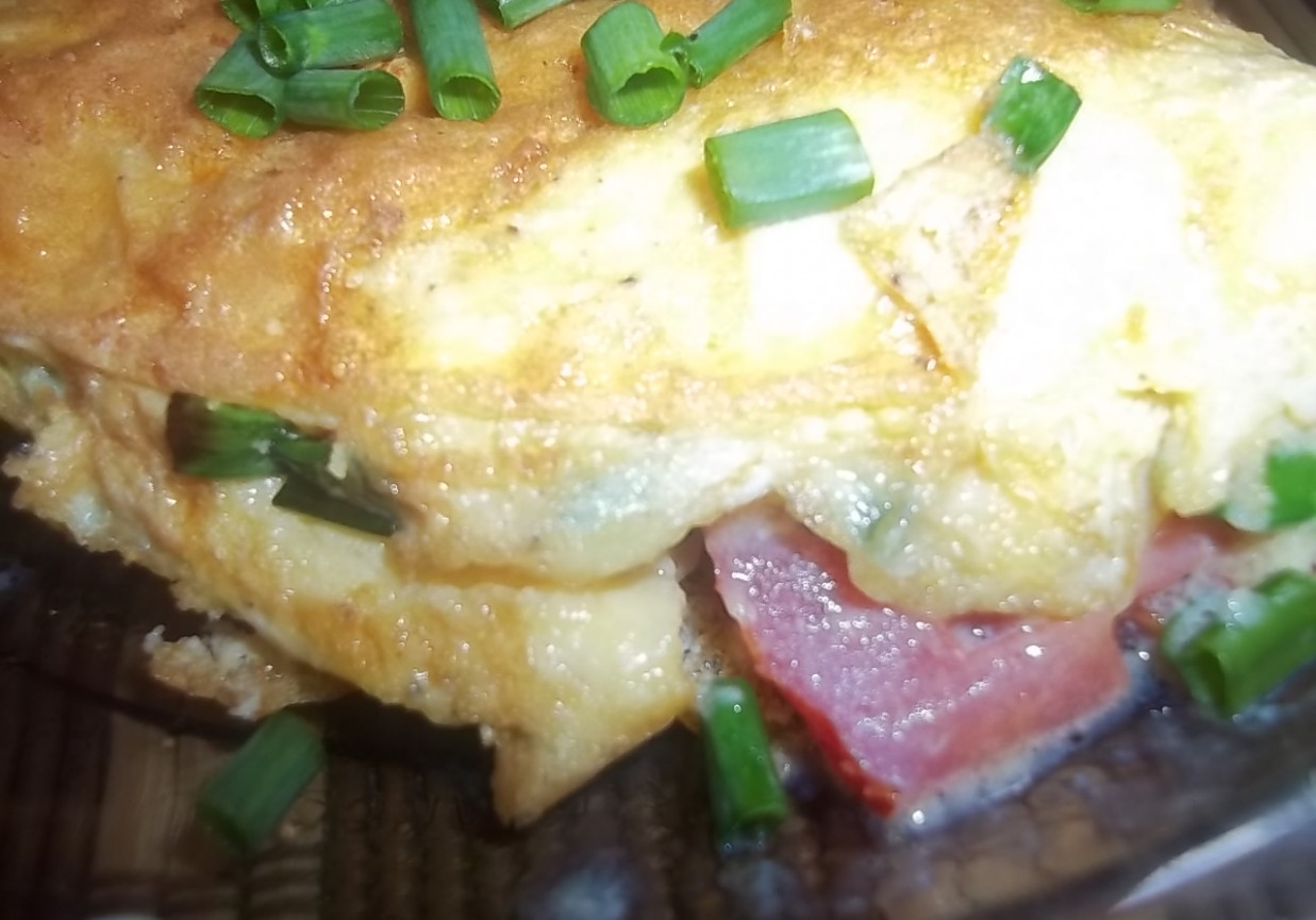 Omlet ze szczypiorkiem i pomidorem foto