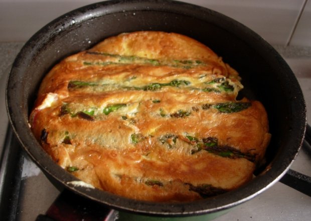 Fotografia przedstawiająca Omlet ze szparagami i curry