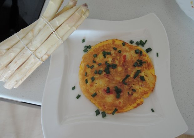Fotografia przedstawiająca Omlet ze szparagami i papryką