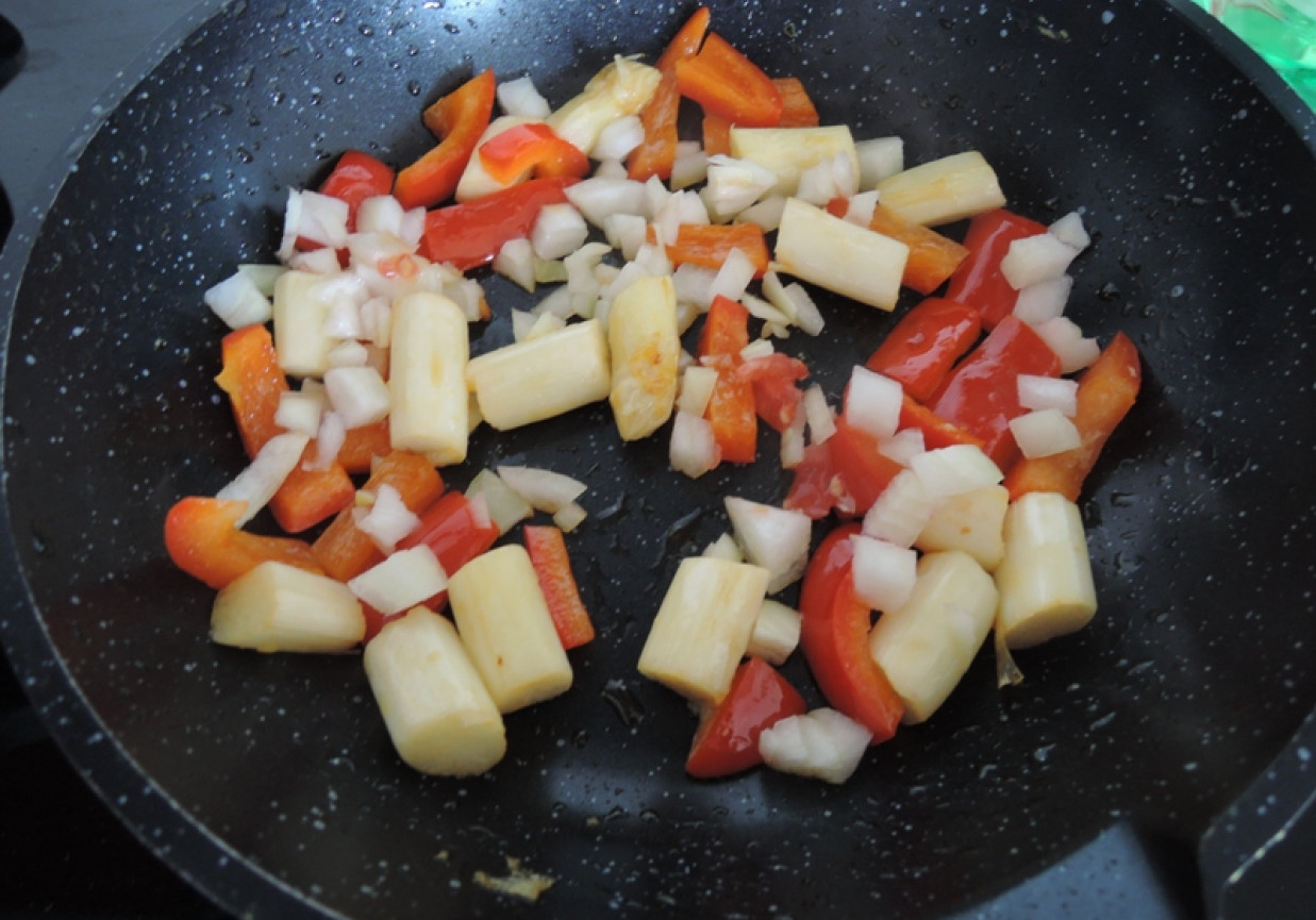 Omlet ze szparagami i papryką foto