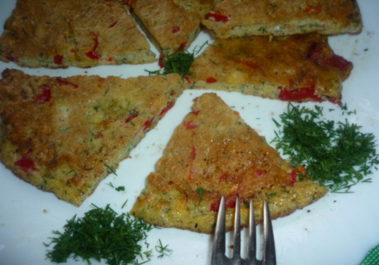 omlet ze zmielonymi płatkami kukurydzianymi i koperkiem foto