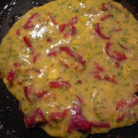 Krok 2 - omlet ze zmielonymi płatkami kukurydzianymi i koperkiem foto