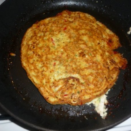 Krok 3 - omlet ze zmielonymi płatkami kukurydzianymi i koperkiem foto