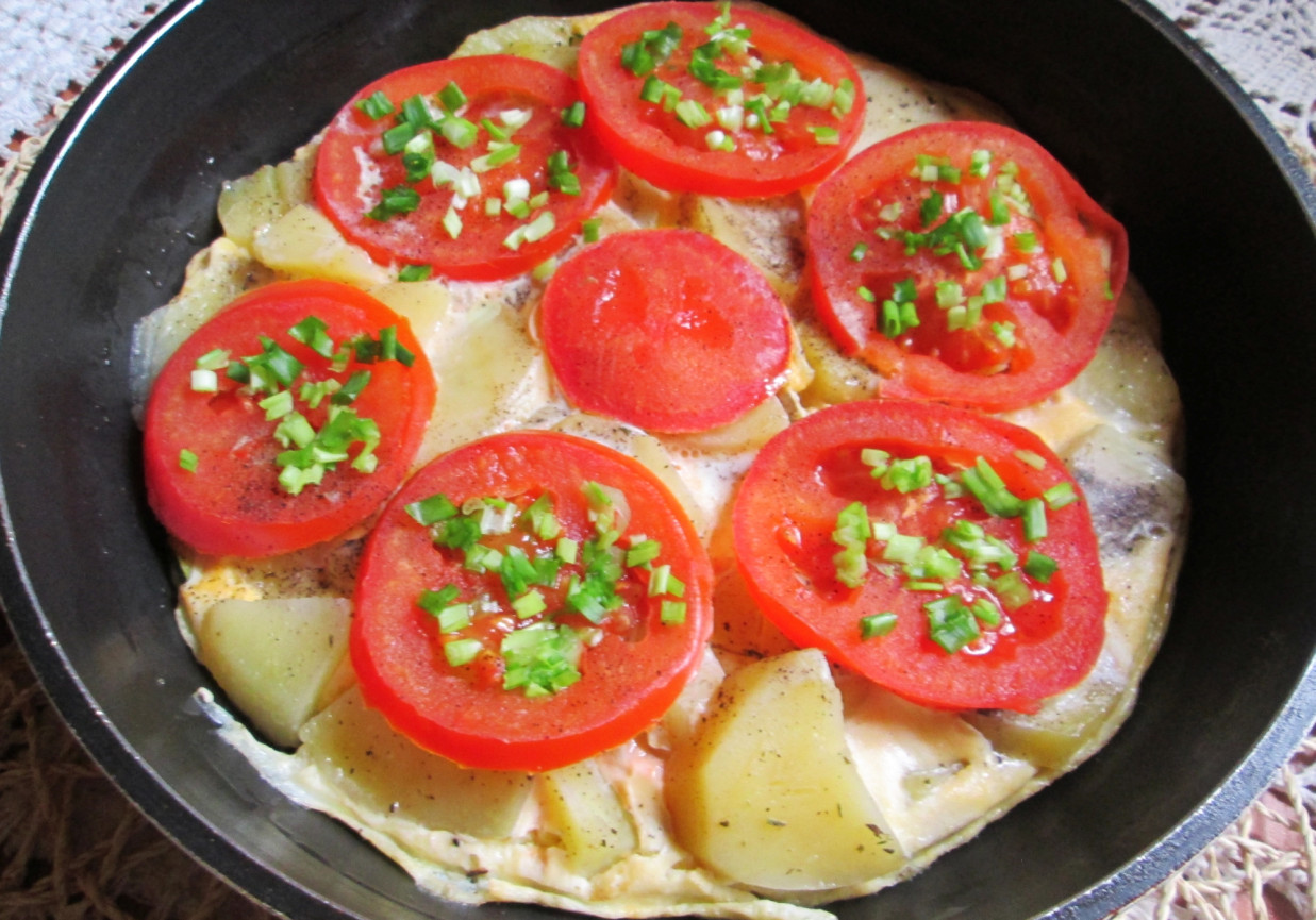 Omlet ziemniaczany z patelni truita foto