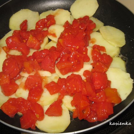 Krok 6 - Omlet ziemniaczany z pomidorami foto