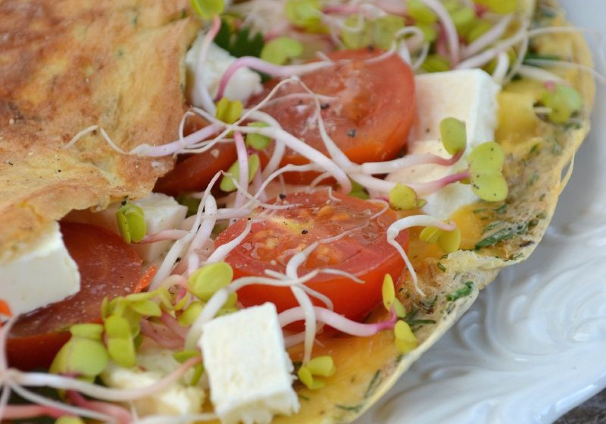 Omlet ziołowy z serem greckim, pomidorkami i kiełkami rzodkiewki   foto