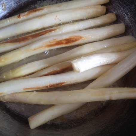 Krok 2 - Omlet żytni z pestkami dyni, białymi szparagmi i serkiem Brie :) foto