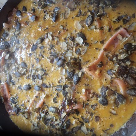 Krok 6 - Omlet żytni z pestkami dyni, białymi szparagmi i serkiem Brie :) foto