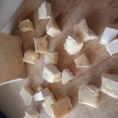 Krok 7 - Omlet żytni z pestkami dyni, białymi szparagmi i serkiem Brie :) foto