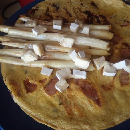 Krok 8 - Omlet żytni z pestkami dyni, białymi szparagmi i serkiem Brie :) foto