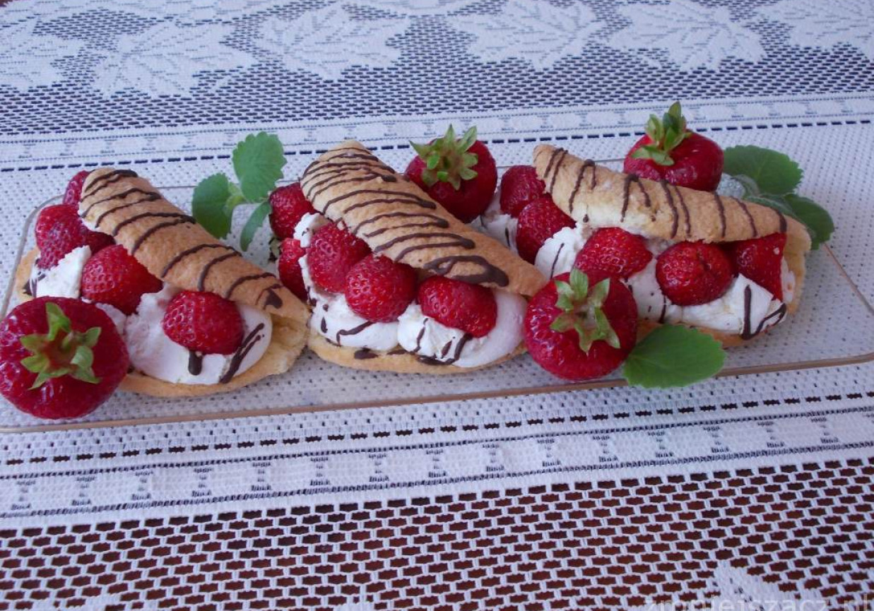 Omlety z bitą śmietaną i truskawkami foto