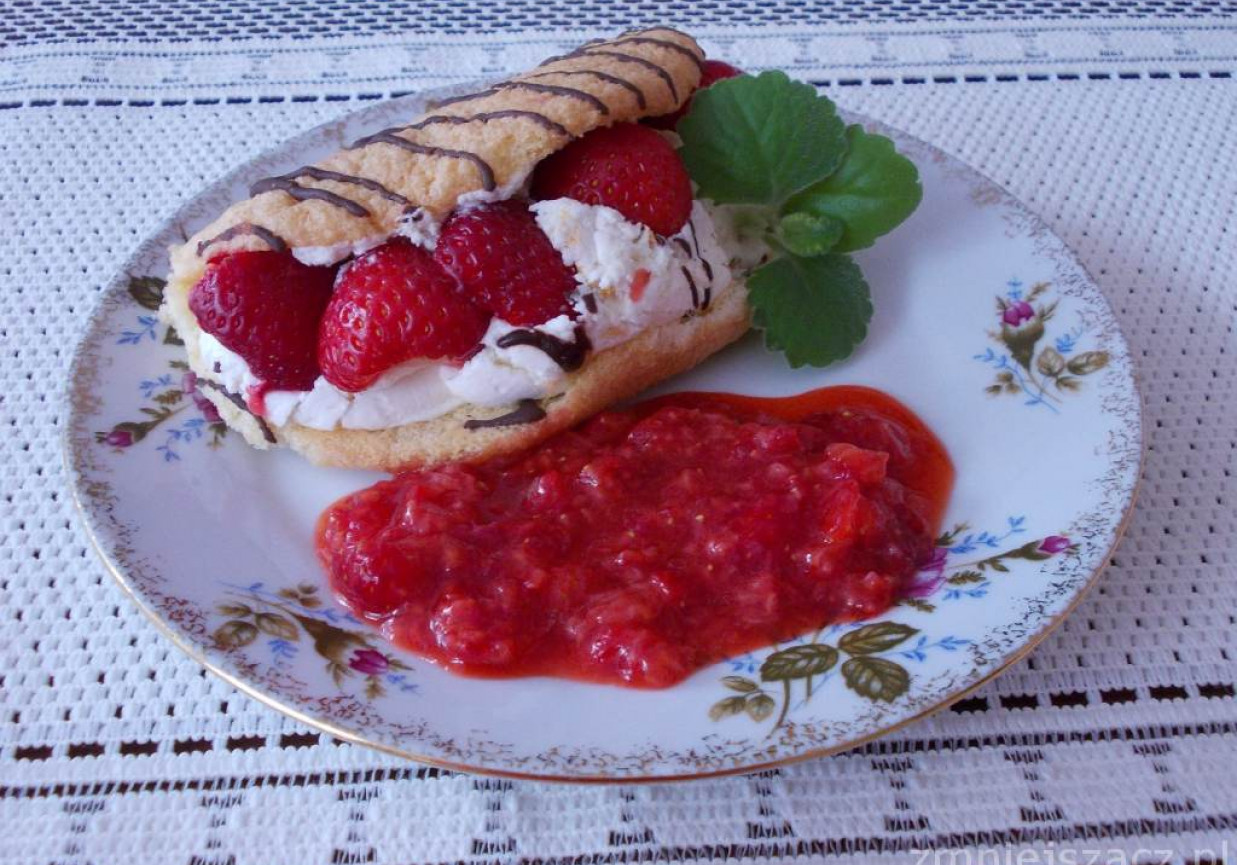 Omlety z bitą śmietaną i truskawkami foto