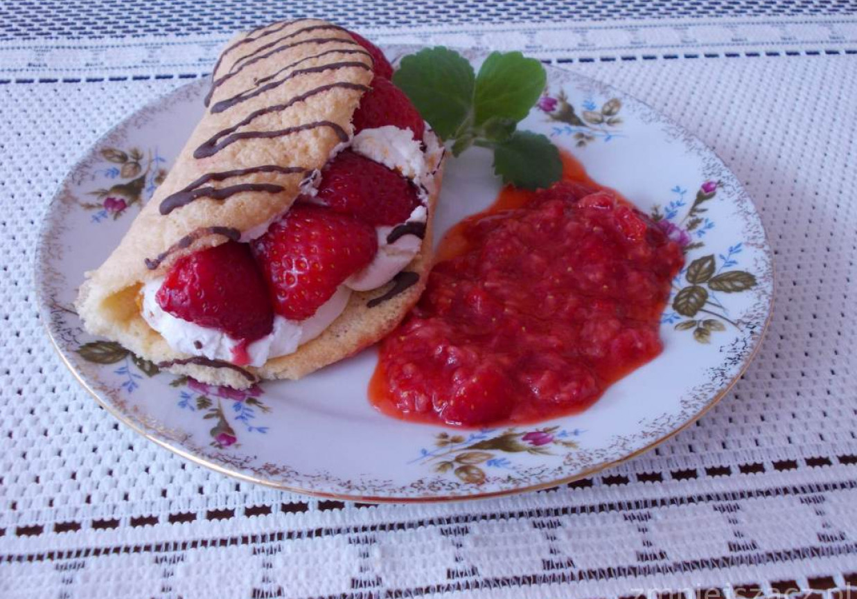 Omlety z bitą śmietaną i truskawkami foto