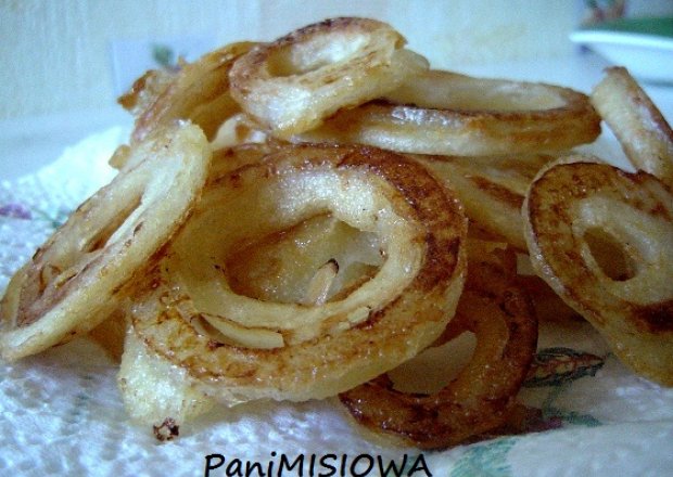 Fotografia przedstawiająca Onion Rings, czyli krążki cebulowe w cieście
