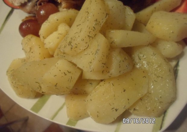 Fotografia przedstawiająca Opiekane ziemniaki z masłem