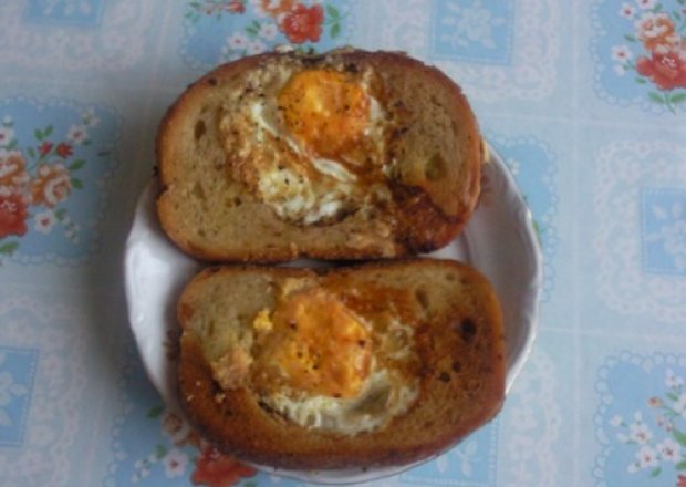 Fotografia przedstawiająca Opiekany chleb z jajem