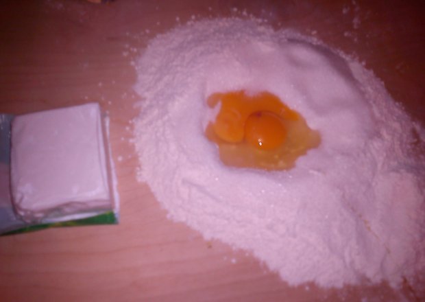 Fotografia przedstawiająca oponki z cukrem pudrem