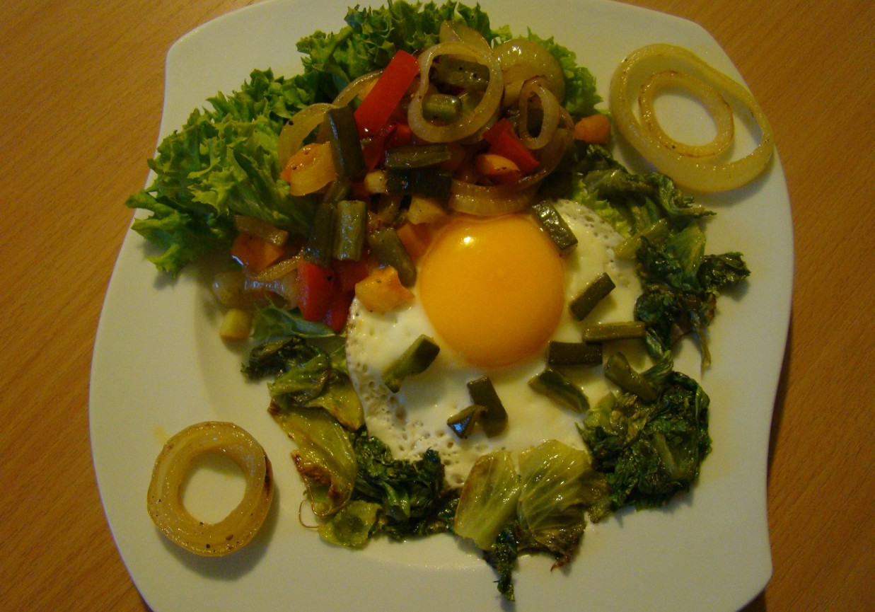 Opuncja z warzywami i jajkiem sadzonym foto