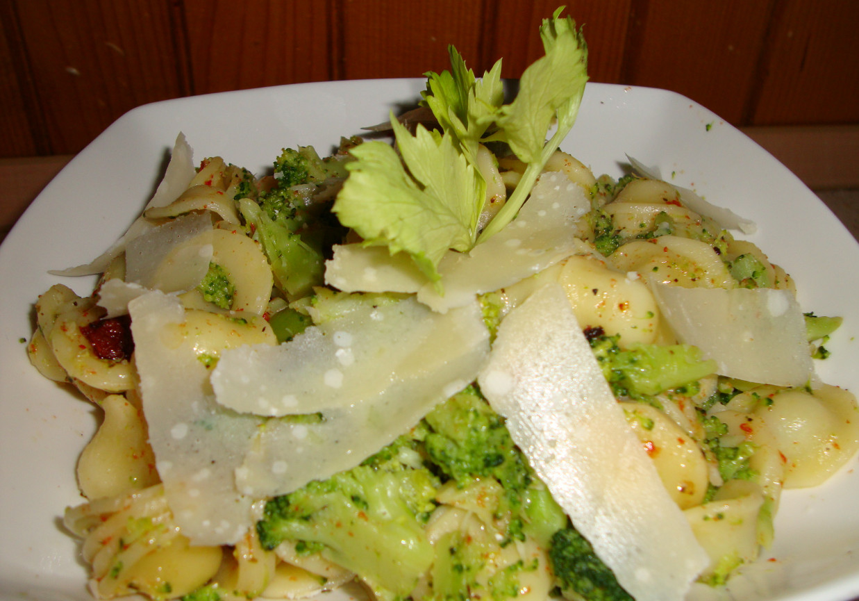 Orecchiette z brokułami, suszonymi pomidorami i parmezanem foto