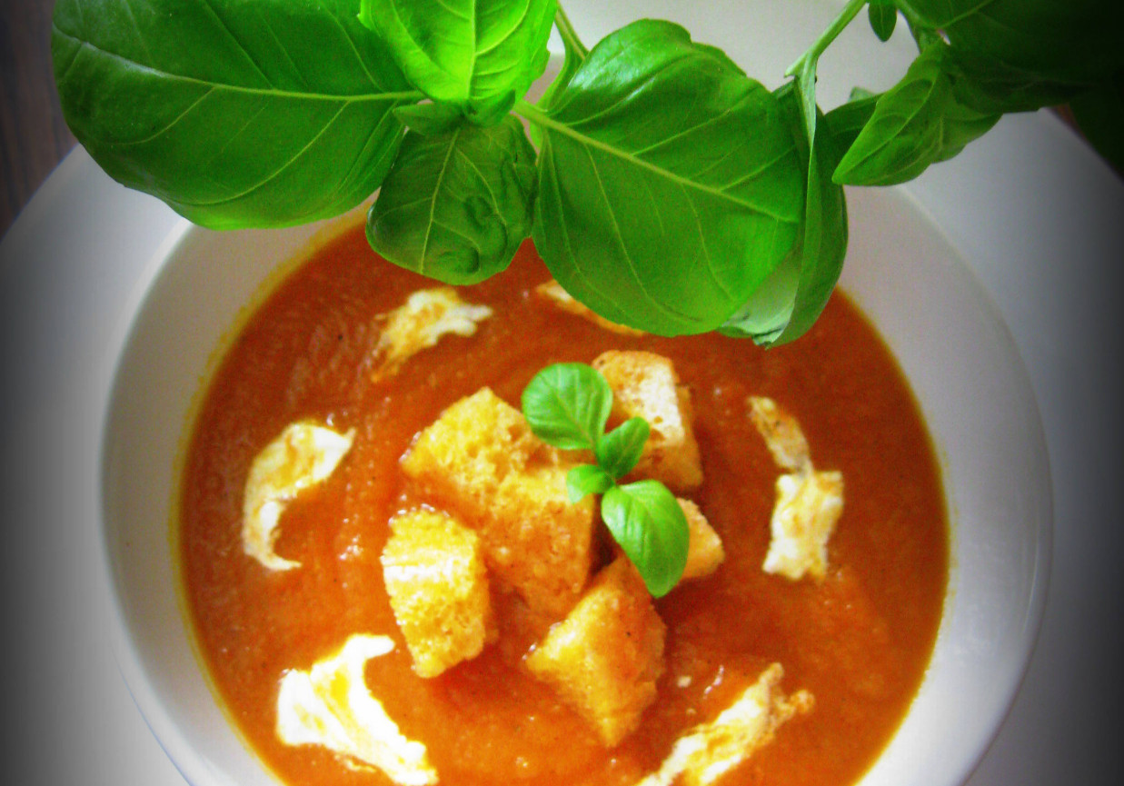 Orientalna zupa - krem marchewkowa z imbirem i pomarańczą oraz grzankami foto