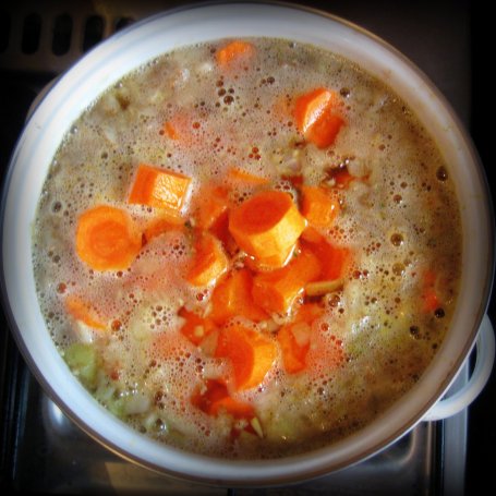 Krok 3 - Orientalna zupa - krem marchewkowa z imbirem i pomarańczą oraz grzankami foto