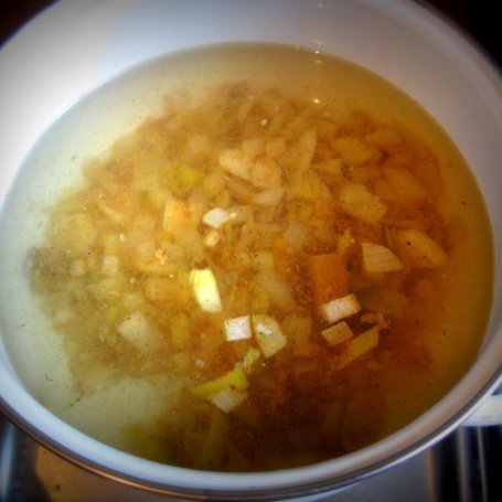 Krok 2 - Orientalna zupa - krem marchewkowa z imbirem i pomarańczą oraz grzankami foto