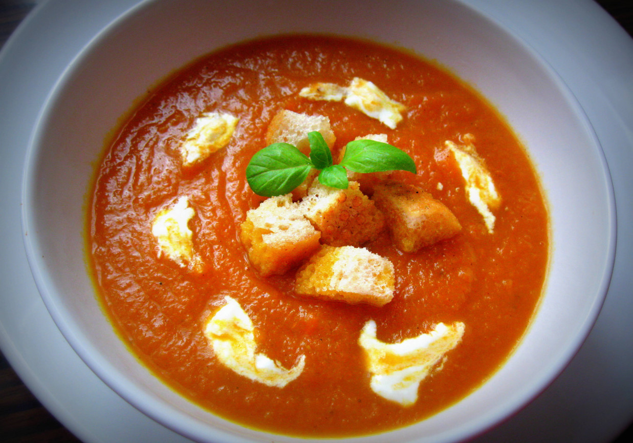 Orientalna zupa - krem marchewkowa z imbirem i pomarańczą oraz grzankami foto
