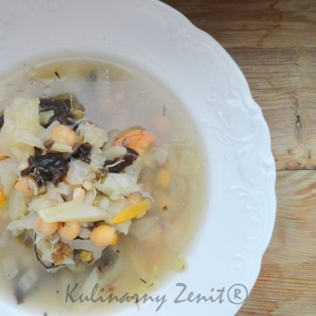 Krok 3 - Orientalna zupa z anyżem, świeżym tymiankiem i ciecierzycą foto